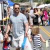Jason Priestley emmène ses enfants Dashiell et Ava au Farmers Market à Studio City, le 19 mai 2013.