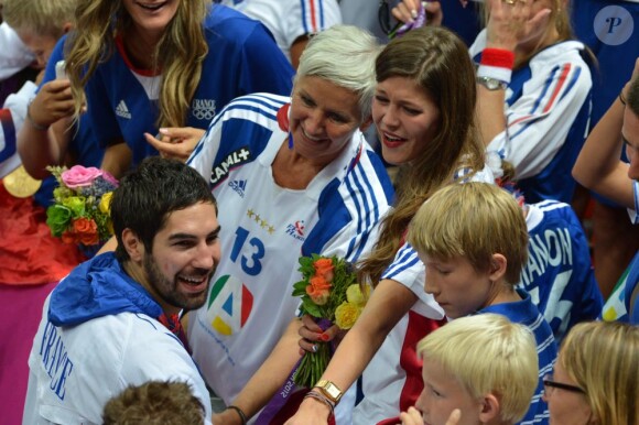 Nikola Karabatic et Géraldine Pillet, accompagnés de la maman du premier, le 12 août 2012 après le titre olympique de l'équipe de France de handball à Londres