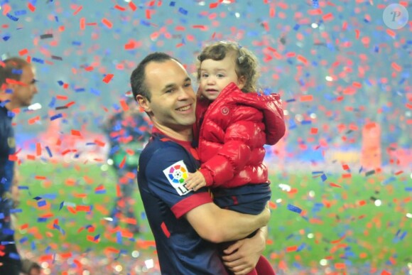 Andres Iniesta et sa fille Valeria au Camp Nou lors des célébrations du titre de champion d'Espagne du FC Barcelone le 19 mai 2013.