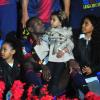 Eric Abidal et ses trois filles au Camp Nou lors des célébrations du titre de champion d'Espagne du FC Barcelone le 19 mai 2013.