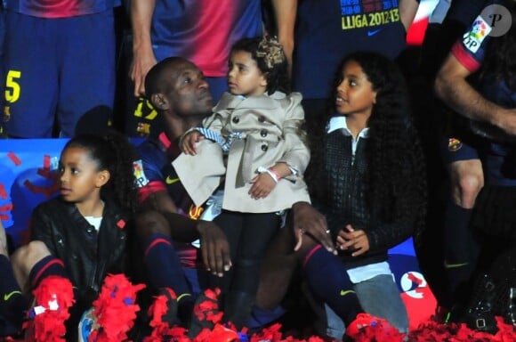 Eric Abidal et ses trois filles au Camp Nou lors des célébrations du titre de champion d'Espagne du FC Barcelone le 19 mai 2013.