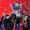 Tito Vilanova et Eric Abidal du FC Barcelone soulèvent le trophée de champion d'Espagne au Camp Nou le 19 mai 2013.