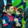 Lionel Messi et son fils Thiago au Camp Nou lors des célébrations du titre de champion d'Espagne du FC Barcelone le 19 mai 2013.