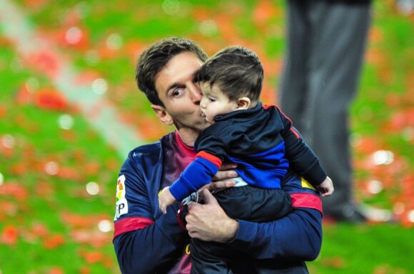 Lionel Messi et son fils Thiago au Camp Nou lors des célébrations du titre de champion d'Espagne du FC Barcelone le 19 mai 2013.