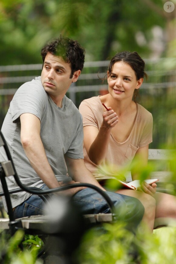 Katie Holmes lumineuse sur le tournage de son prochain film, Mania Days, à New York. Elle donne la réplique à Luke Kirby. Le 21 mai 2013.