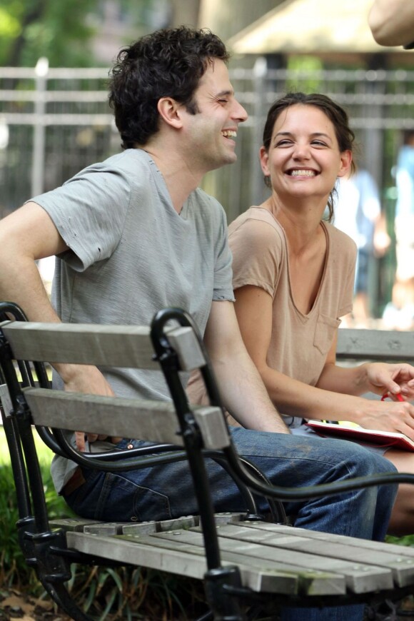 Katie Holmes et Luke Kirby se donnent la réplique sur le tournage de Mania Days, à New York City, le 21 mai 2013.