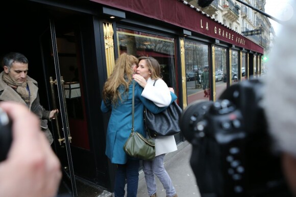 Florence Cassez retrouve Melissa Theuriau à Paris. Le 25 janvier 2013.