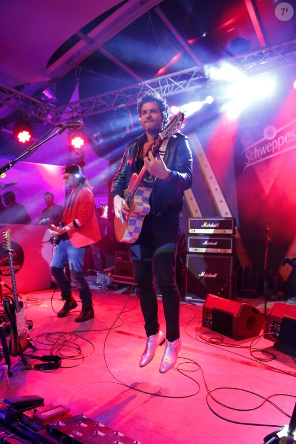 Matthieu Chedid lors d'un concert à la Villa Schweppes pendant le 66e Festival de Cannes le 20 mai 2013