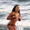 Le mannequin colombien Fernanda Marin passe une journée sur une plage de Malibu, le 20 mai 2013.