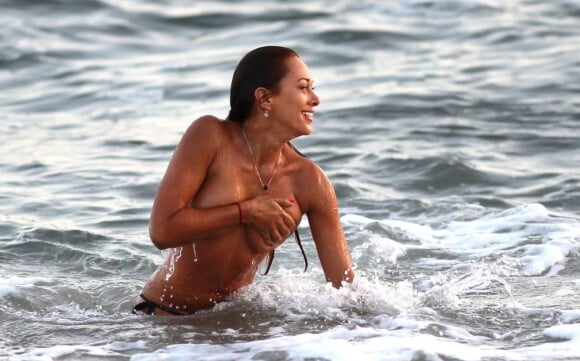 Fernanda Marin, topless au cours de sa baignade à Malibu, le 20 mai 2013.