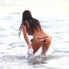 Le mannequin colombien Fernanda Marin passe une journée sur une plage de Malibu, le 20 mai 2013.
