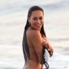 L'irrésistible Colombienne Fernanda Marin joue la naïade topless sur une plage de Malibu, le 20 mai 2013.
