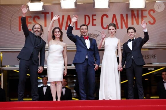 L'équipe du film Jeune et Jolie lors de la montée des marches pour la projection du long métrage au Festival de Cannes le 16 mai 2013