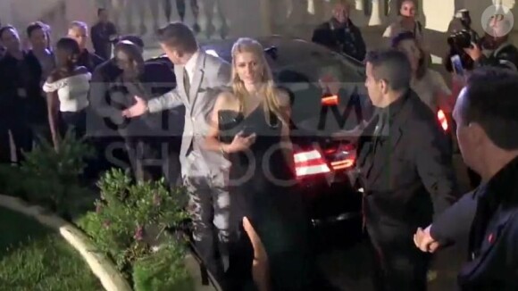 Paris Hilton et son petit ami, de sortie à Cannes, ont été un brin chahutés sur la Croisette, le 17 mai 2013.