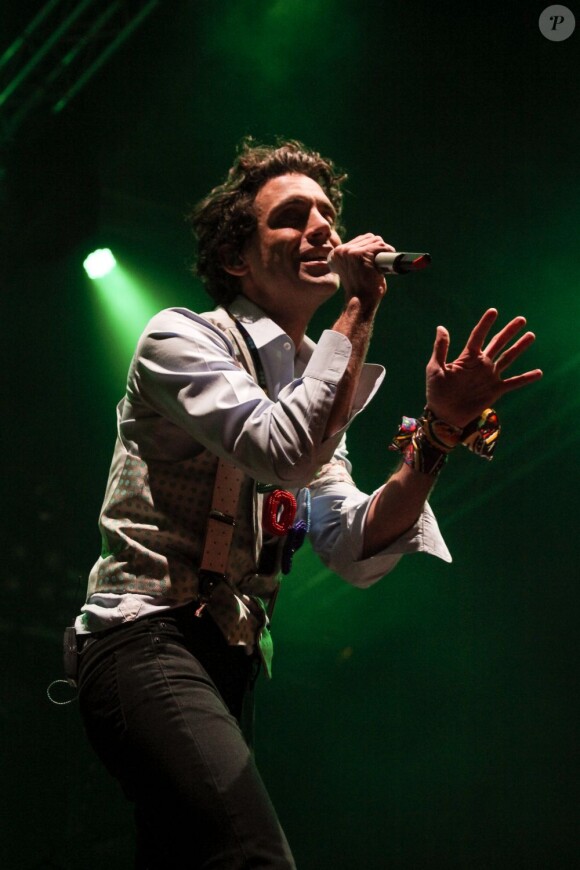 Mika en pleine prestation lors du Concert pour tous à Paris, le 21 mai 2013.