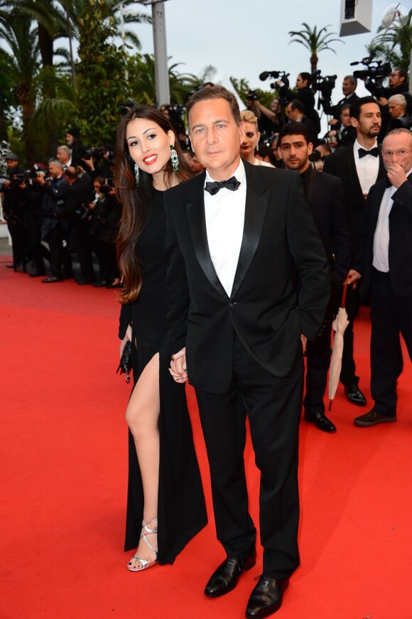 Eric Besson et Yasmine superbes avant la montée des marches du film All Is Lost au Palais des Festivals, Cannes, le 22 mai 2013.