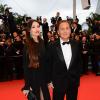 Eric Besson et sa superbe conjointe Yasmine Besson à la montée des marches du film All Is Lost au Palais des Festivals, Cannes, le 22 mai 2013.