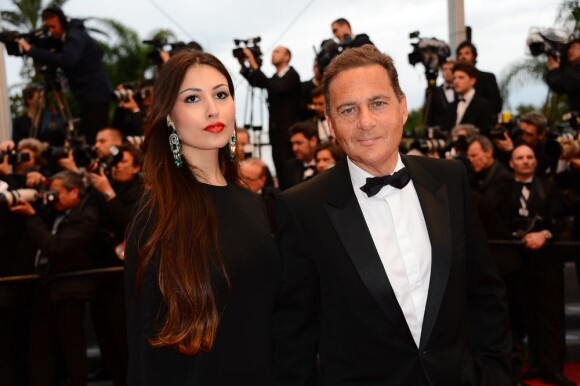 Eric Besson et sa femme Yasmine lors de la montée des marches du film All Is Lost au Palais des Festivals, Cannes, le 22 mai 2013.
