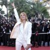 Mélanie Laurent fait le show en 2009 en improvisant une danse pour la montée des marches, à Cannes, du film Inglourious Basterds. L'actrice porte un smoking blanc Yves Saint Laurent.