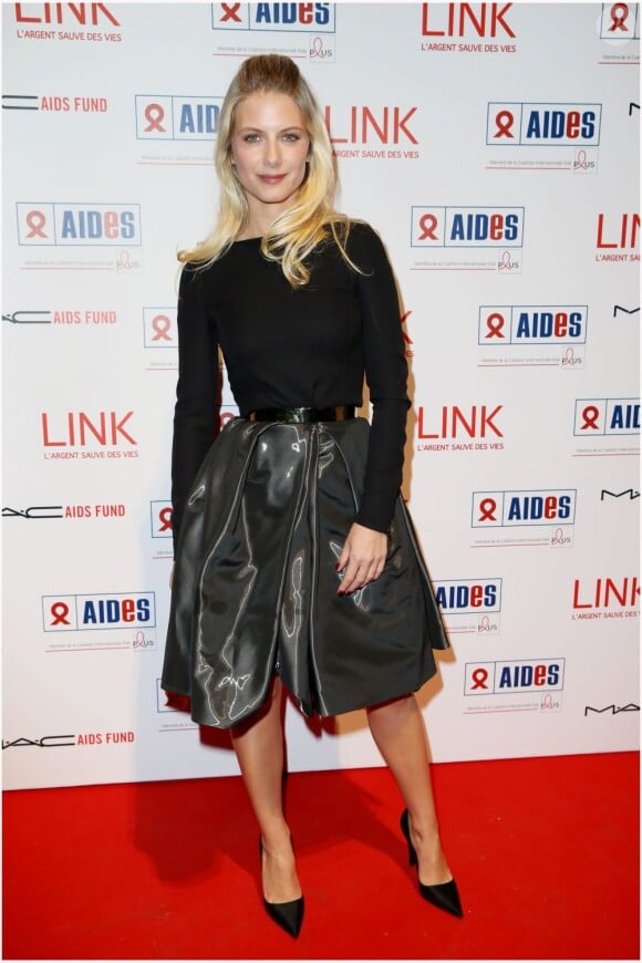 Mélanie Laurent dans un total look black twiste son col roulé avec une jupe en cuir. En 2012