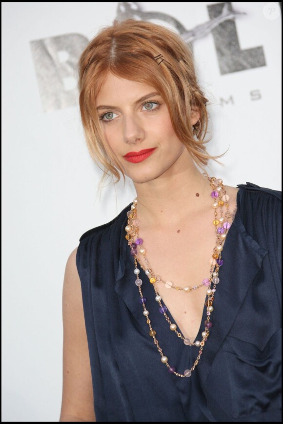 Look rétro pour Mélanie Laurent, qui se glisse dans une robe fluide au large décolleté pour assister à l'amfAR en 2009
