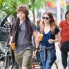 Emma Roberts et son boyfriend Evan Peters dans les rues de New York, le 22 mai 2013.
