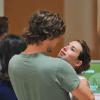 Emma Roberts et Evan Peters se font des câlins alors qu'ils font la queue pour entrer au Metropolitan Museum of Art de New York City, le 21 mai 2013.