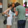 Emma Roberts et Evan Peters se font des câlins alors qu'ils font la queue pour entrer au Metropolitan Museum of Art de New York City, le 21 mai 2013.