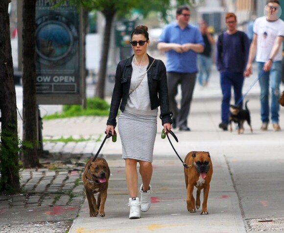 Jessica Biel fait une petite marche avec ses chiens à New York, le 22 mai 2013