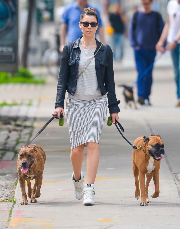 Jessica Biel fait une promenade avec ses chiens à New York, le 22 mai 2013