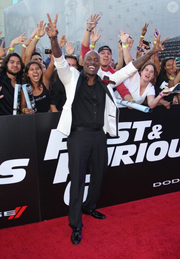 Tyrese Gibson met le feu à la première du film Fast & Furious 6 à Universal City, le 21 mai 2013.