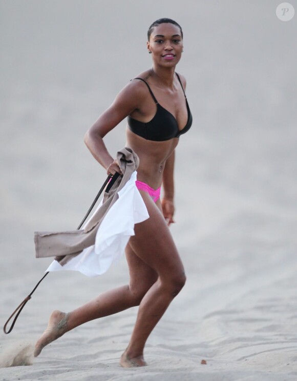 Montana Fishburne, fille de Laurence Fishburne, s'amuse sur la plage à Santa Monica. Le 21 mai 2013.
