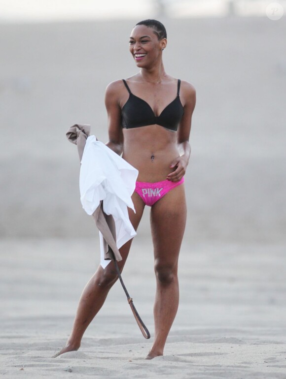 Montana Fishburne, fille de Laurence Fishburne, s'amuse sur la plage à Santa Monica. Le 21 mai 2013.