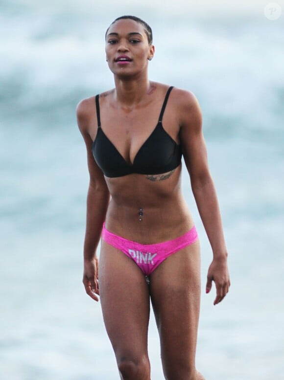 Montana Fishburne, fille de Laurence Fishburne, s'amuse sur la plage à Santa Monica. Le 21 mai 2013.