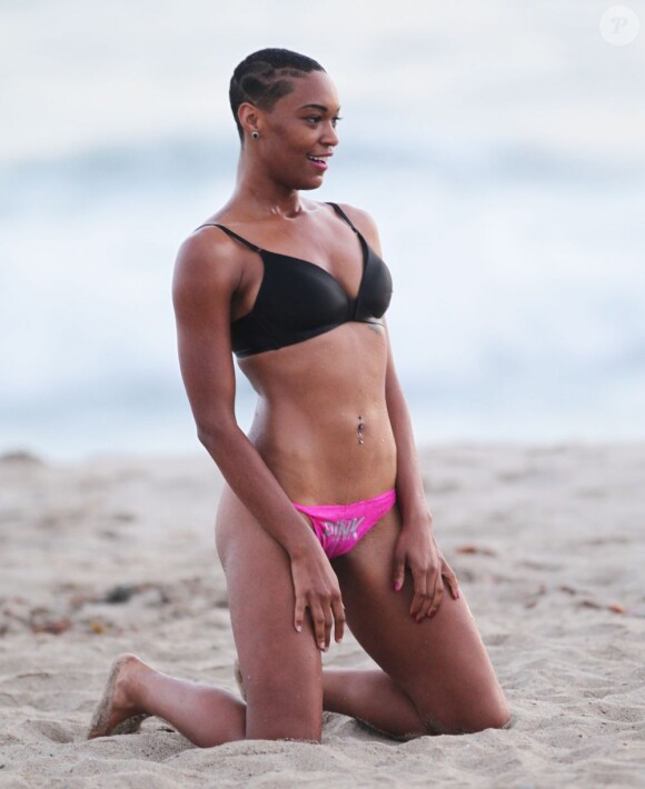 Montana Fishburne, fille de Laurence Fishburne, s'amuse sur la plage à Santa Monica. Le 21 mai 2013.