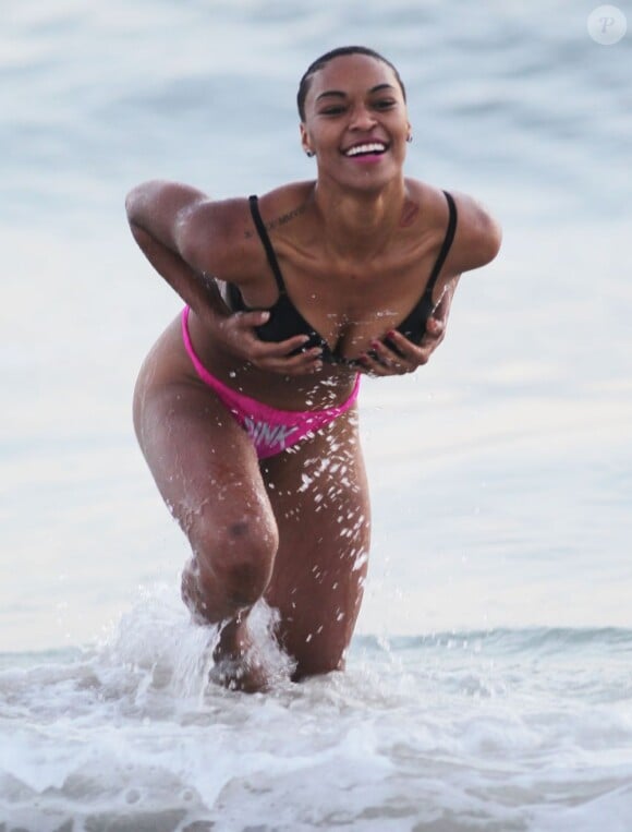 Montana Fishburne, la fille de Laurence Fishburne, s'amuse en sous-vêtements sur la plage à Santa Monica. Le 21 mai 2013.