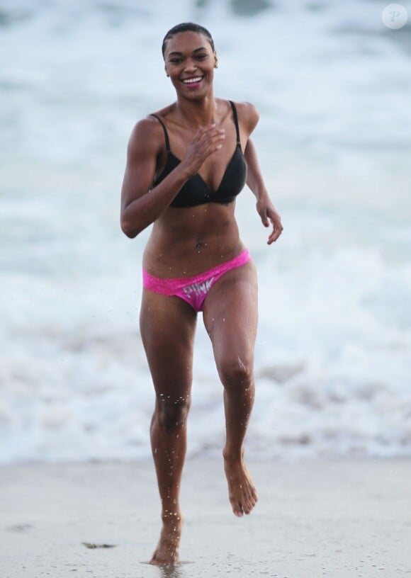 Montana Fishburne, 21 ans et fille de Laurence Fishburne, s'amuse en lingerie sur la plage à Santa Monica. Le 21 mai 2013.