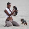 Montana Fishburne, la fille de Laurence Fishburne, s'amuse sur la plage avec son chien à Santa Monica. Le 21 mai 2013.