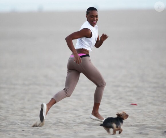 Montana Fishburne, la fille de Laurence Fishburne, s'amuse sur la plage avec son chien à Santa Monica. Le 21 mai 2013.