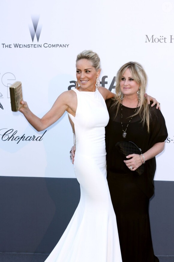 Sharon Stone et sa soeur Kelly - Arrivée au Gala de l'amfAR à l'Eden-Roc au Cap d'Antibes, en marge du Festival de Cannes, le 23 mai 2013. 