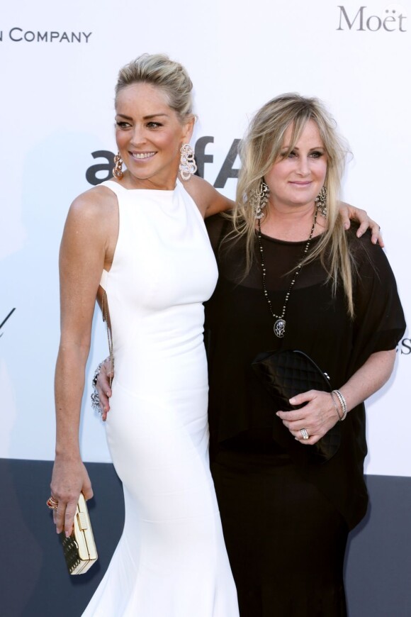 Sharon Stone et sa soeur Kelly - Arrivée au Gala de l'amfAR à l'Eden-Roc au Cap d'Antibes, en marge du Festival de Cannes, le 23 mai 2013. 