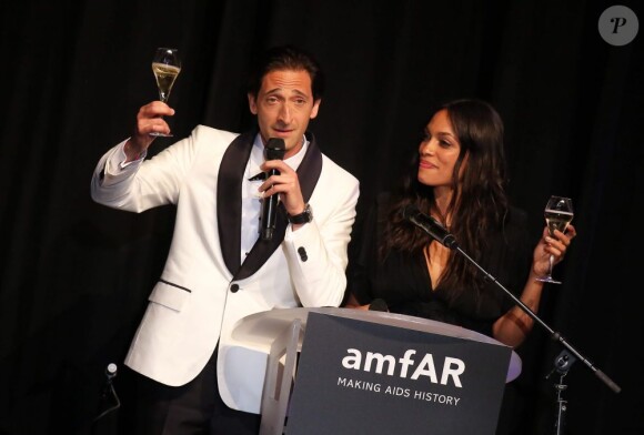 Adrien Brody et Rosario Dawson - Vente aux enchères du 20e Gala de l'amfAR à l'hôtel du Cap-Eden-Roc lors du 66e Festival de Cannes, le 23 Mai 2013.
