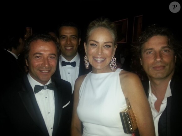 Sharon Stone entourée de l'artiste Richard Orlinski et de Bernard Montiel au 20e Gala de l'amfAR à l'hôtel du Cap-Eden-Roc lors du 66e Festival de Cannes, le 23 Mai 2013.