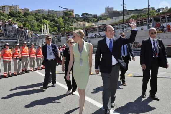 Le Prince Albert II de Monaco et la Princesse Charlene rendent visite aux membres de la Croix Rouge qui seront sur le circuit du Grand Prix de Formule 1 de Monaco - Le 23 mai 2013
