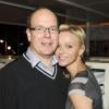 Le prince Albert II et la princesse Charlene de Monaco se montrent très proches à l'occasion d'une soirée organisée dans le cadre du Grand Prix de Formule 1 à Monaco, le 23 mai 2013.