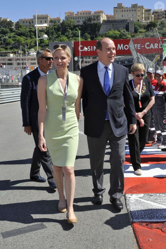 Le Prince Albert II de Monaco et la Princesse Charlene rendent visite aux membres de la Croix Rouge qui sont sur le circuit du Grand Prix de Formule 1 de Monaco - Le 23 mai 2013