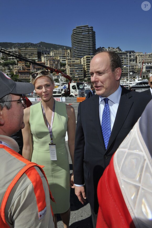 Le Prince Albert II de Monaco et son épouse Charlene rendent visite aux membres de la Croix Rouge qui encadrent le Grand Prix de Formule 1 de Monaco - Le 23 mai 2013