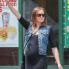 Kaylee DeFer, enceinte, appelle un taxi dans les rues de New York, le 23 mai 2013.