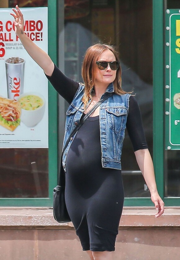 Kaylee DeFer, enceinte, appelle un taxi dans les rues de New York, le 23 mai 2013.