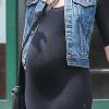 L'actrice Kaylee DeFer, enceinte, appelle un taxi dans les rues de New York, le 23 mai 2013.